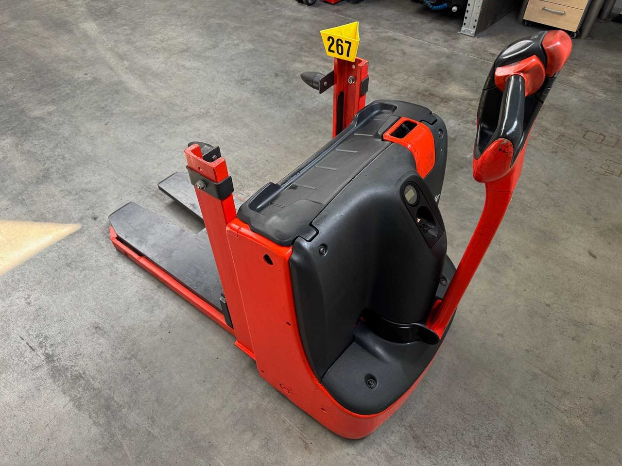 2011 LINDE ROTOBATT BATTERY REPLACEMENT PALLET TRUCK STACKER ANT 2,115 HOURS - Вилочный погрузчик: фото 3 2011 LINDE ROTOBATT BATTERY REPLACEMENT PALLET TRUCK STACKER ANT 2,115 HOURS - Вилочный погрузчик: фото 3