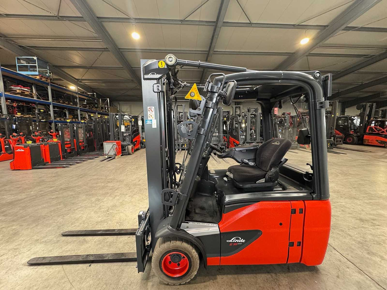 2018 SERVICE+UVV 10/2026 LINDE E18 EVO 1,800KG DUPLEX FREE LIFT ELECTRIC FORKLIFT 4,950 HOURS E20 - Вилочный погрузчик: фото 1 2018 SERVICE+UVV 10/2026 LINDE E18 EVO 1,800KG DUPLEX FREE LIFT ELECTRIC FORKLIFT 4,950 HOURS E20 - Вилочный погрузчик: фото 1