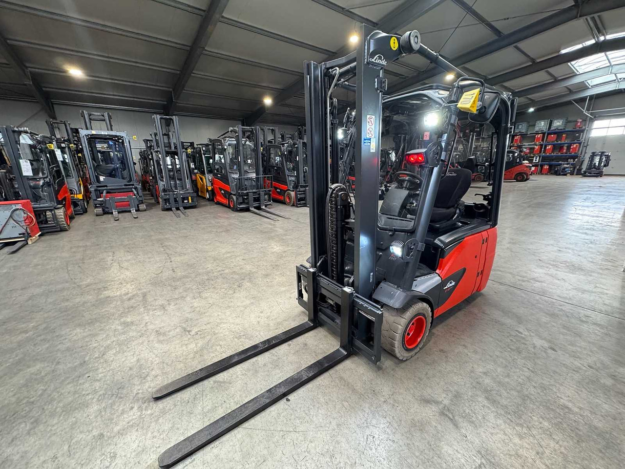 2018 SERVICE+UVV 10/2026 LINDE E18 EVO 1,800KG DUPLEX FREE LIFT ELECTRIC FORKLIFT 4,950 HOURS E20 - Вилочный погрузчик: фото 2 2018 SERVICE+UVV 10/2026 LINDE E18 EVO 1,800KG DUPLEX FREE LIFT ELECTRIC FORKLIFT 4,950 HOURS E20 - Вилочный погрузчик: фото 2