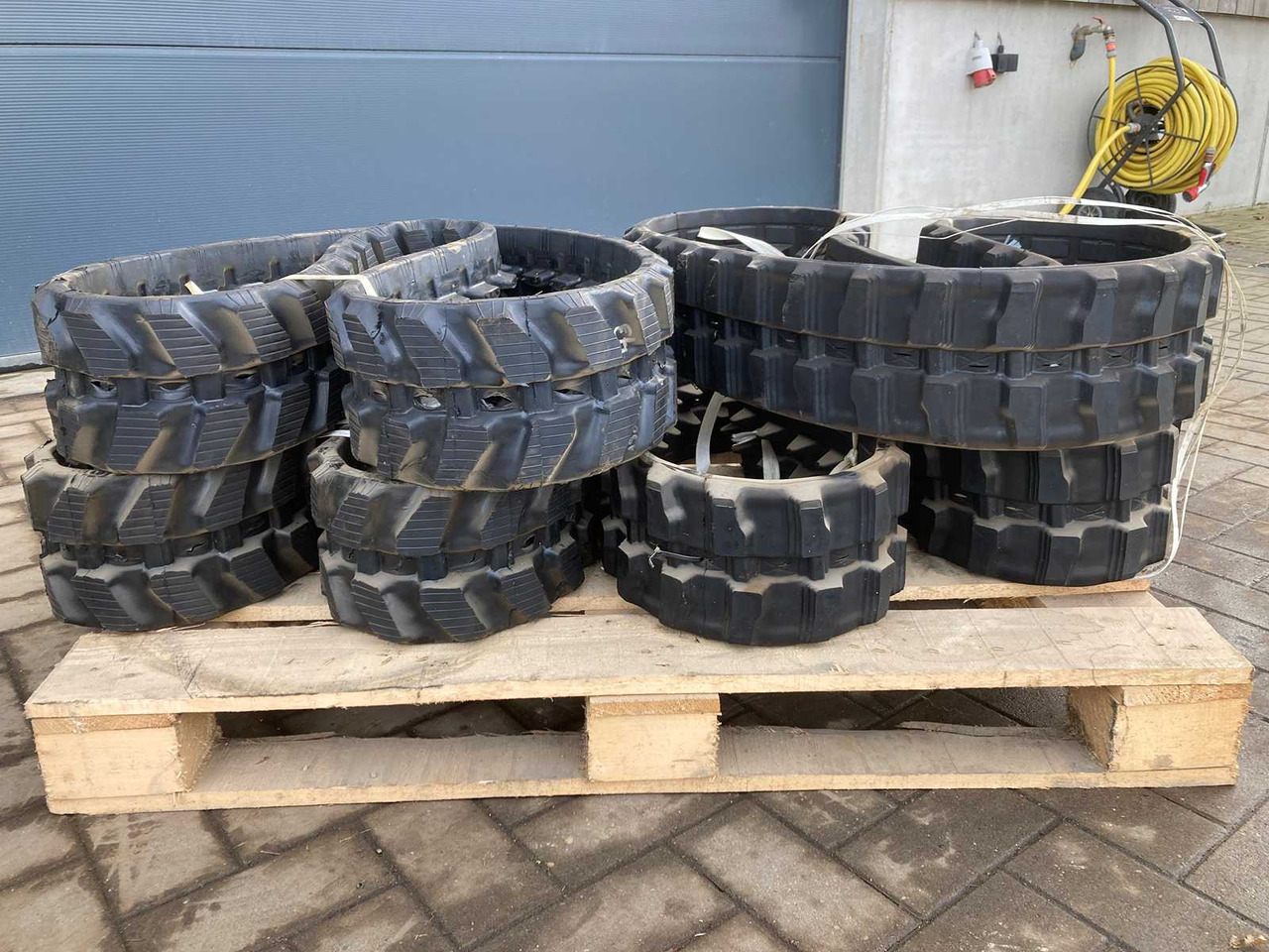 4 PIECES TRACKS MINI EXCAVATOR - Экскаватор: фото 3 4 PIECES TRACKS MINI EXCAVATOR - Экскаватор: фото 3