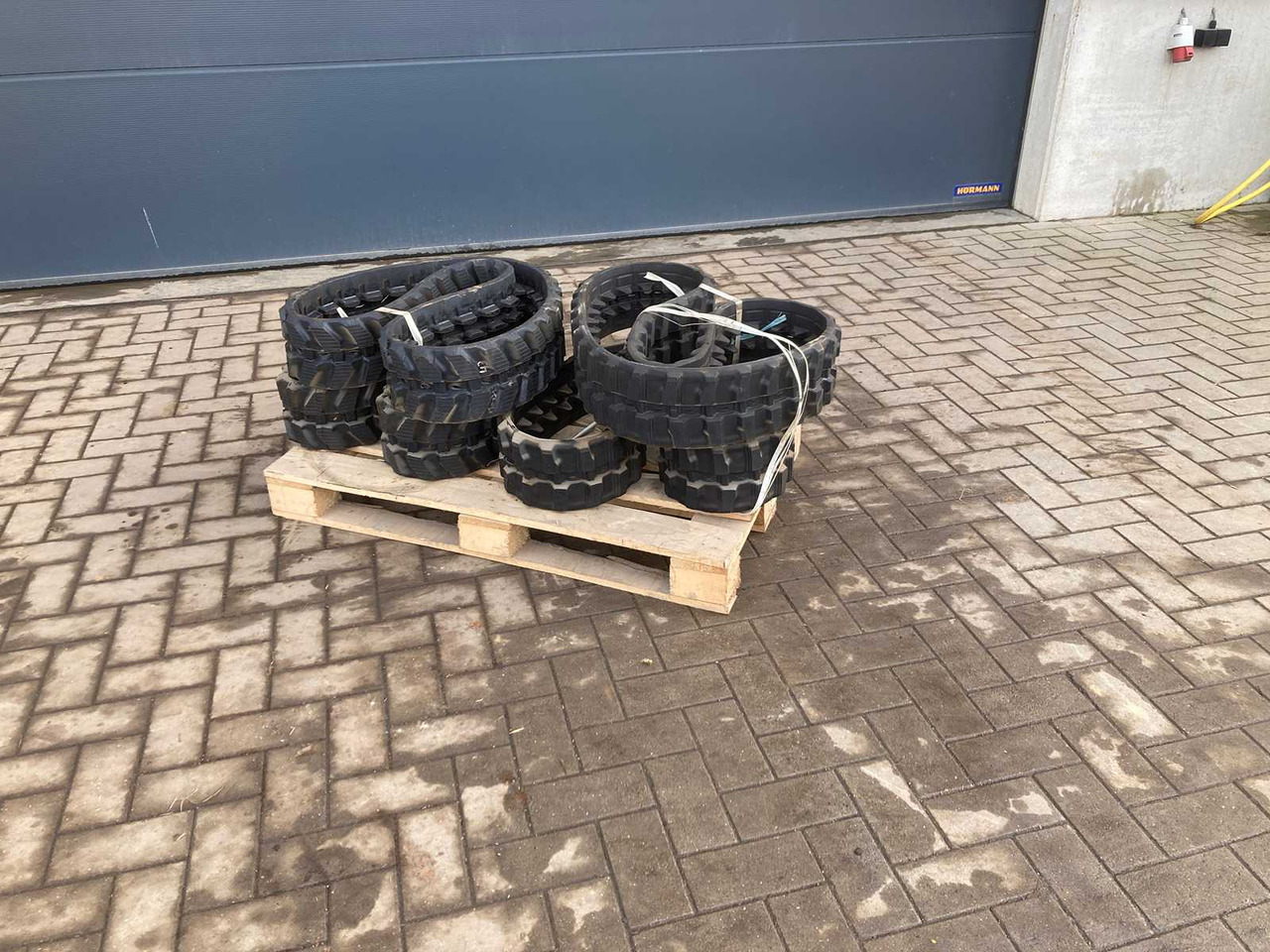 4 PIECES TRACKS MINI EXCAVATOR - Экскаватор: фото 1 4 PIECES TRACKS MINI EXCAVATOR - Экскаватор: фото 1