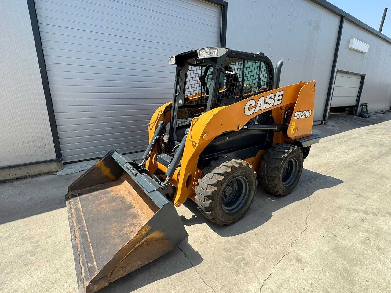 CASE SR210 COMPACT LOADER WITH RADIAL LIFT GEOMETRY - Гусеничный мини-погрузчик: фото 1 CASE SR210 COMPACT LOADER WITH RADIAL LIFT GEOMETRY - Гусеничный мини-погрузчик: фото 1