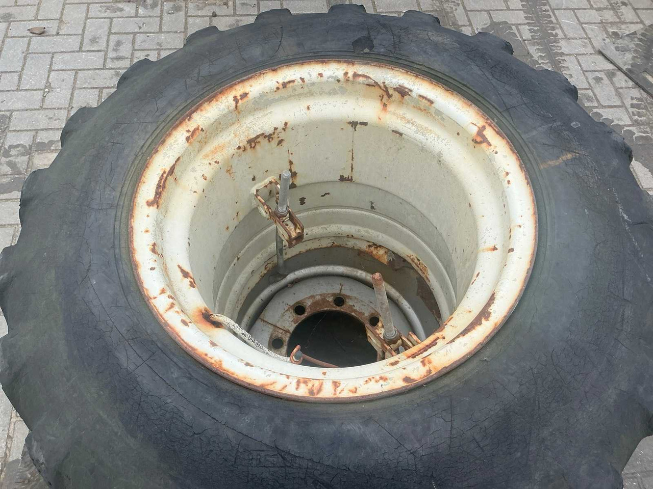 DOUBLE TIRE ON RIM - Колёсный экскаватор: фото 4 DOUBLE TIRE ON RIM - Колёсный экскаватор: фото 4