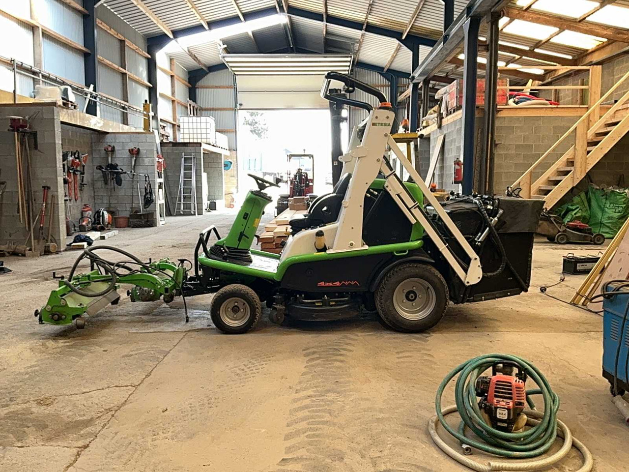 Etesia 124 DX 4X4 - Газонокосилка: фото 2 Etesia 124 DX 4X4 - Газонокосилка: фото 2