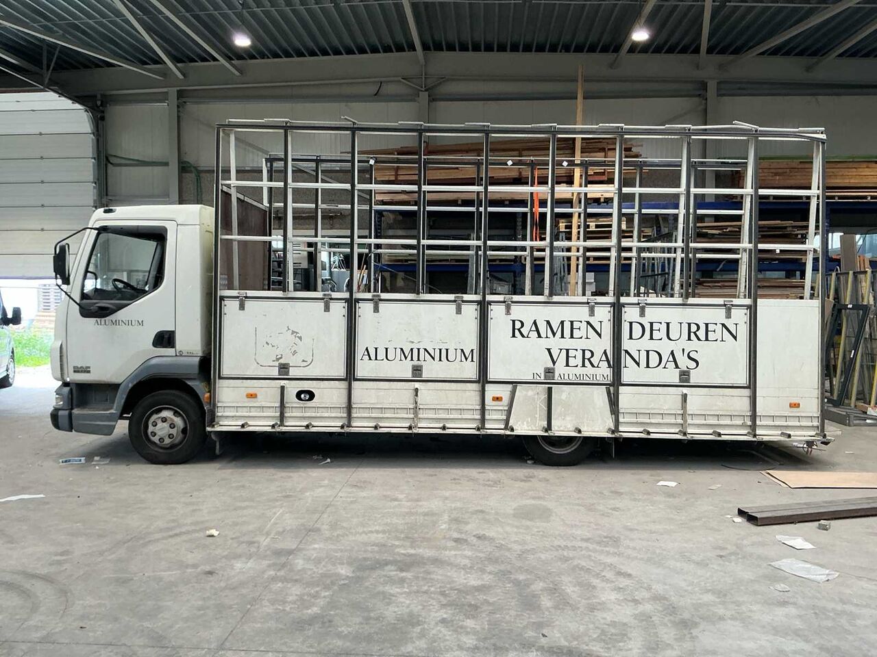 2004 DAF LF45 TRUCK WITH TRANSPORT RACKS FOR GLASS, WINDOWS AND DOORS - Грузовик: фото 2 2004 DAF LF45 TRUCK WITH TRANSPORT RACKS FOR GLASS, WINDOWS AND DOORS - Грузовик: фото 2
