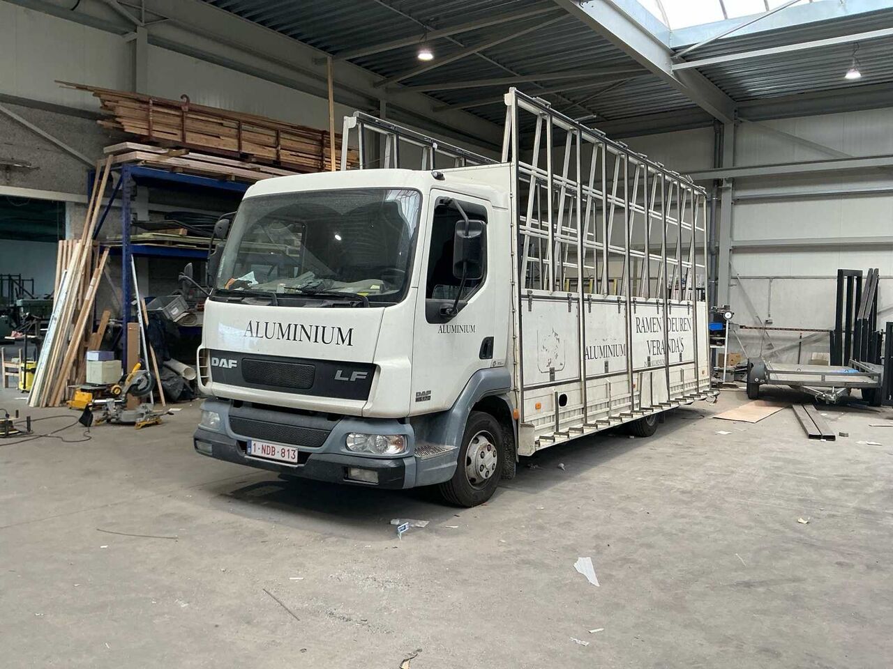 2004 DAF LF45 TRUCK WITH TRANSPORT RACKS FOR GLASS, WINDOWS AND DOORS - Грузовик: фото 1 2004 DAF LF45 TRUCK WITH TRANSPORT RACKS FOR GLASS, WINDOWS AND DOORS - Грузовик: фото 1