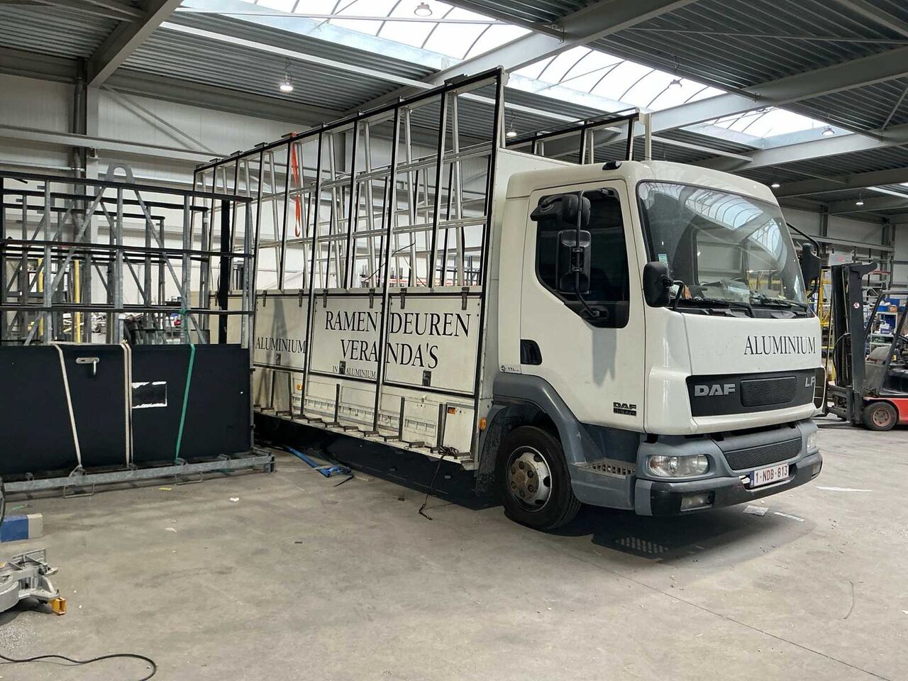 2004 DAF LF45 TRUCK WITH TRANSPORT RACKS FOR GLASS, WINDOWS AND DOORS - Грузовик: фото 4 2004 DAF LF45 TRUCK WITH TRANSPORT RACKS FOR GLASS, WINDOWS AND DOORS - Грузовик: фото 4