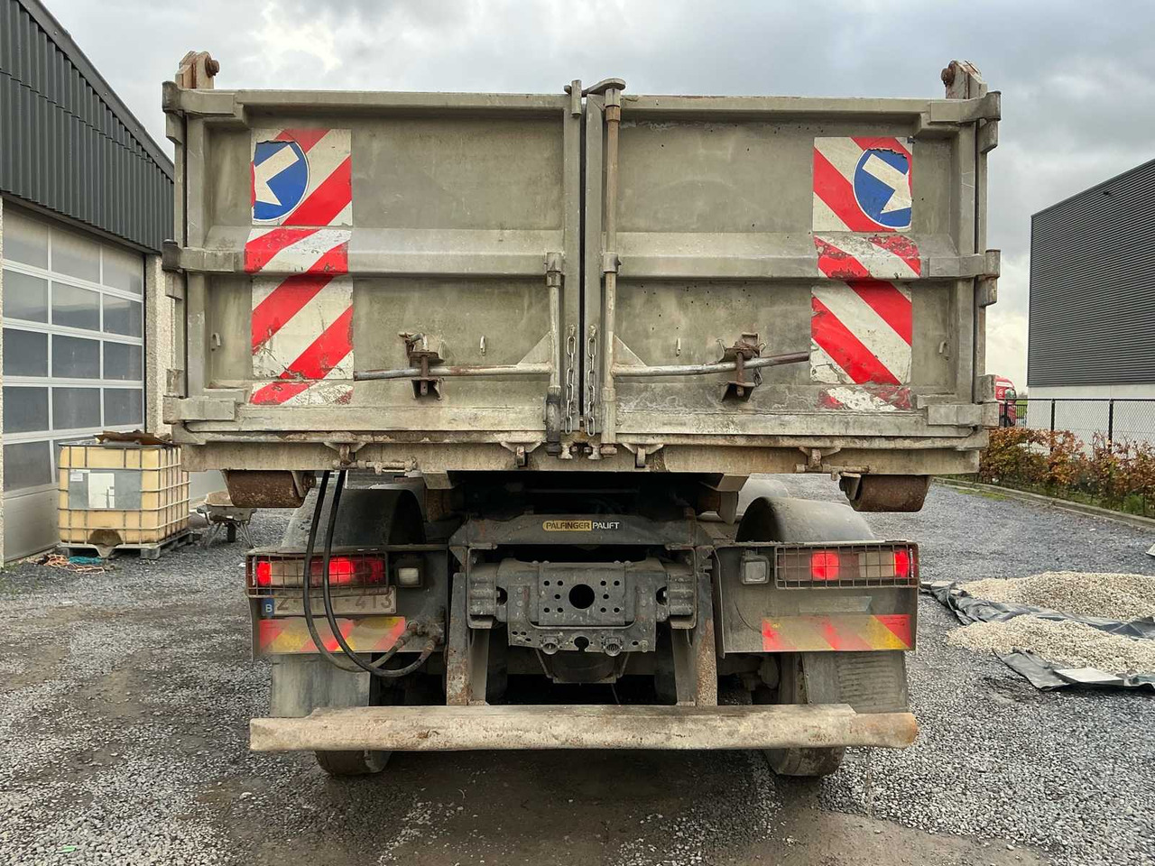 2011 RENAULT KERAX 460 TRIDEM TRUCK WITH CRANE AND CONTAINER - Грузовик: фото 5 2011 RENAULT KERAX 460 TRIDEM TRUCK WITH CRANE AND CONTAINER - Грузовик: фото 5