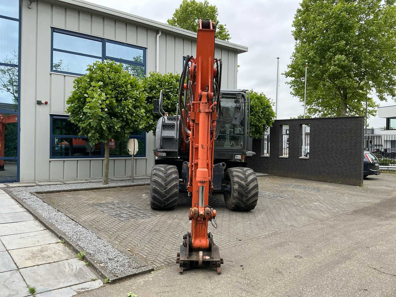 Hitachi ZX140W-3 - Колёсный экскаватор: фото 2 Hitachi ZX140W-3 - Колёсный экскаватор: фото 2