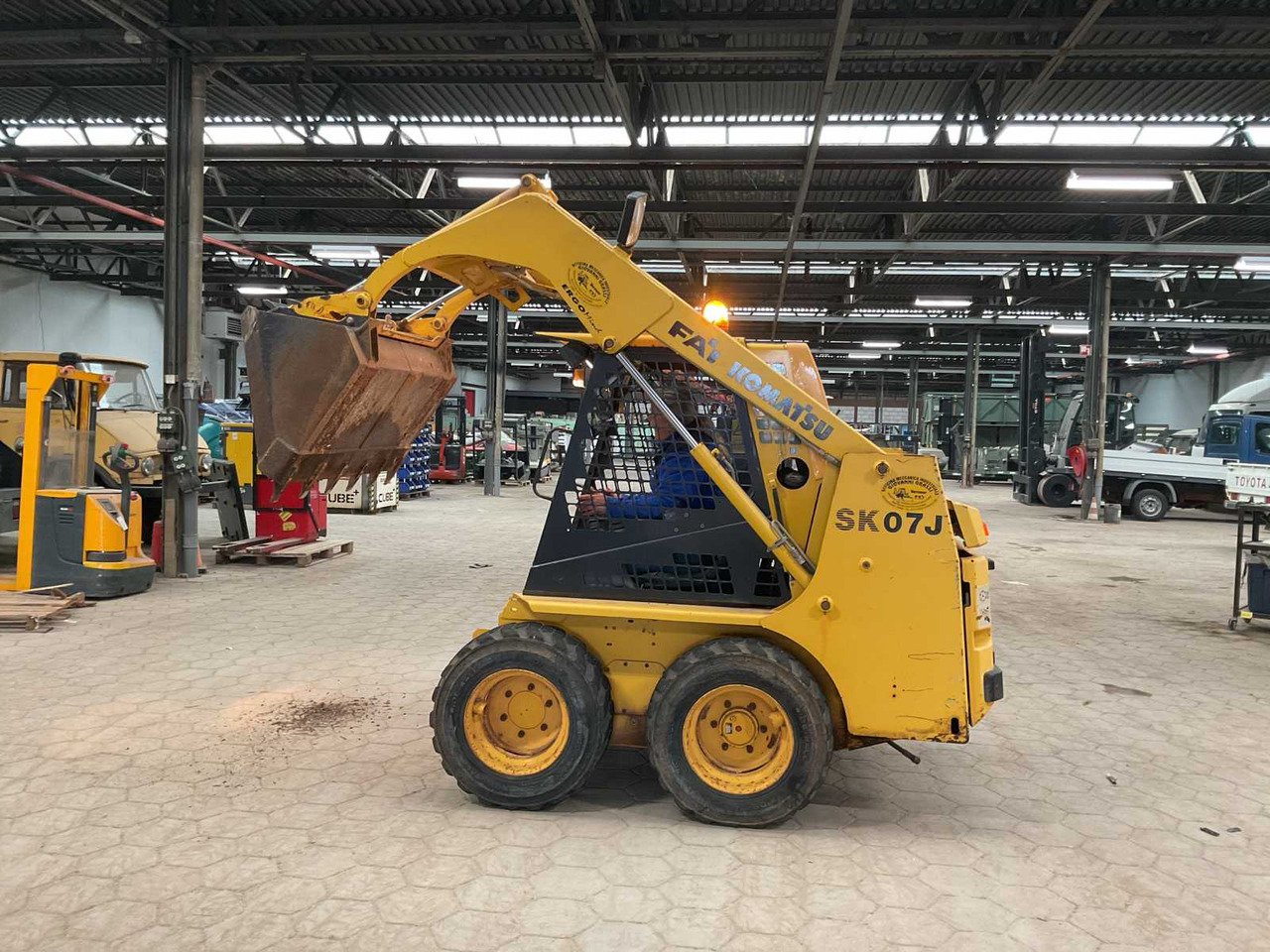 Мини-погрузчик с бортовым поворотом Komatsu SK07J: фото 11
