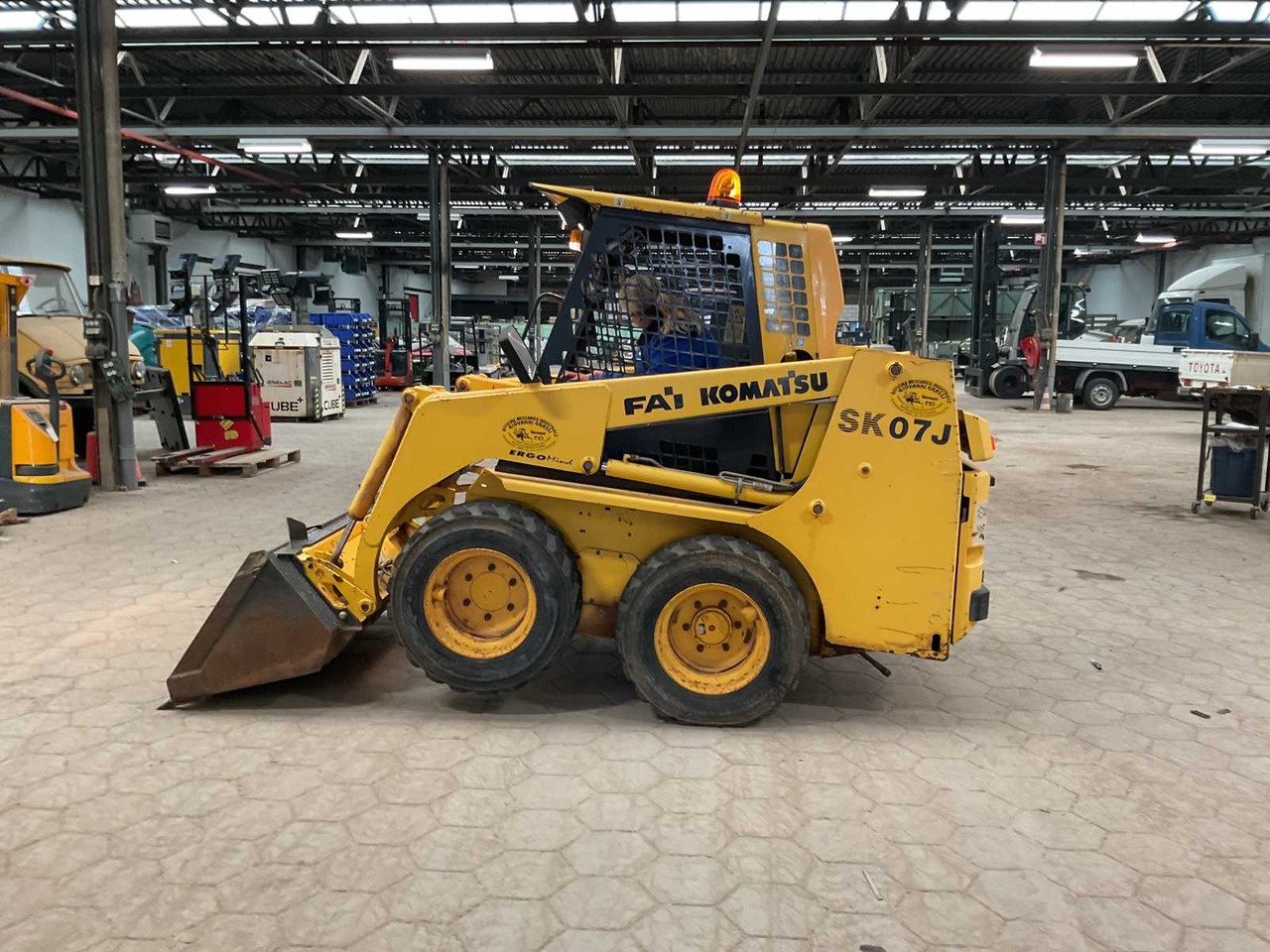 Мини-погрузчик с бортовым поворотом Komatsu SK07J: фото 8