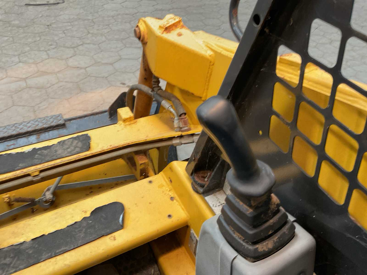 Мини-погрузчик с бортовым поворотом Komatsu SK07J: фото 14