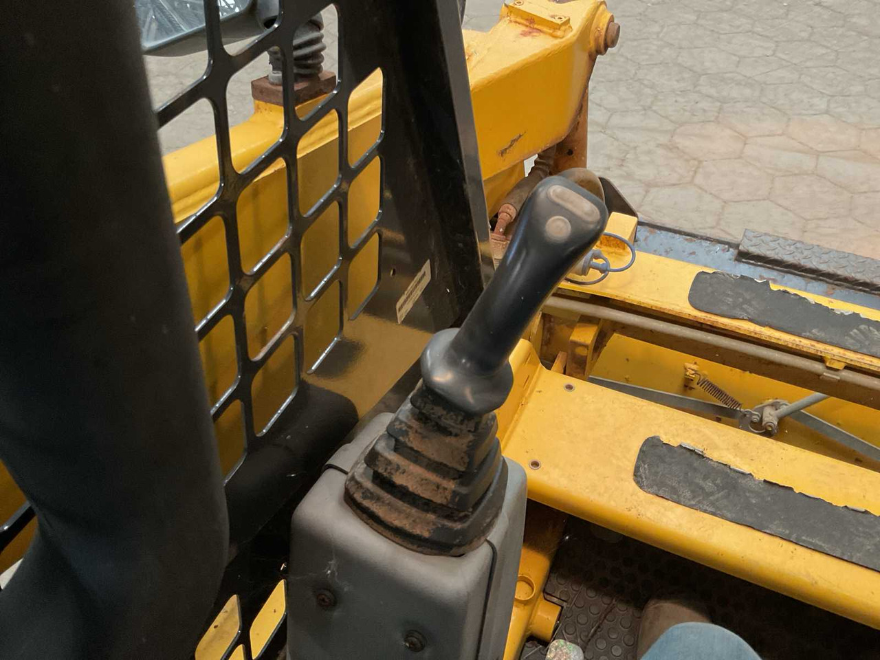 Мини-погрузчик с бортовым поворотом Komatsu SK07J: фото 13