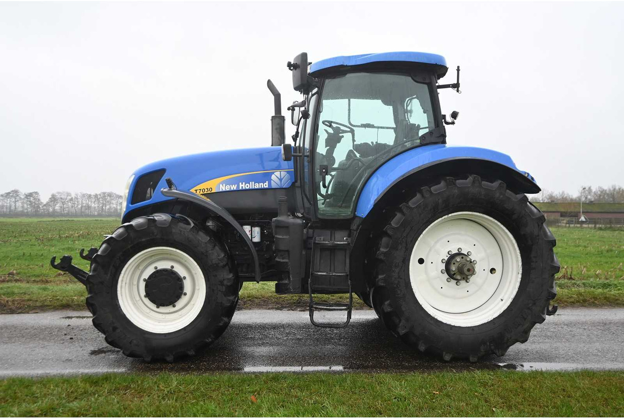 NEW HOLLAND - 2007 - T7030 - ALL-WHEEL DRIVE FARM TRACTOR - Трактор: фото 3 NEW HOLLAND - 2007 - T7030 - ALL-WHEEL DRIVE FARM TRACTOR - Трактор: фото 3