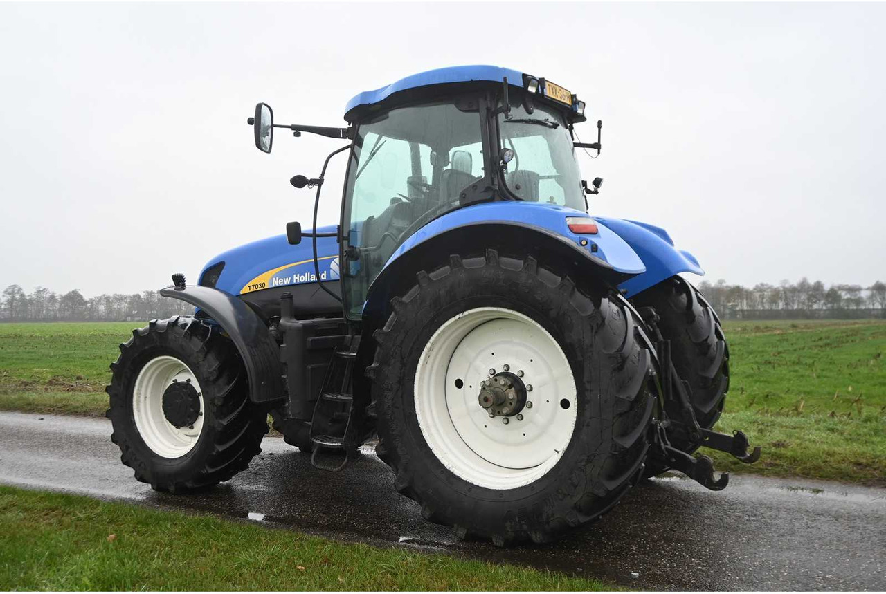 NEW HOLLAND - 2007 - T7030 - ALL-WHEEL DRIVE FARM TRACTOR - Трактор: фото 4 NEW HOLLAND - 2007 - T7030 - ALL-WHEEL DRIVE FARM TRACTOR - Трактор: фото 4