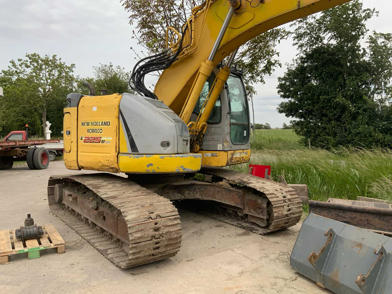 New Holland Kobelco E225BSR - Гусеничный экскаватор: фото 4 New Holland Kobelco E225BSR - Гусеничный экскаватор: фото 4