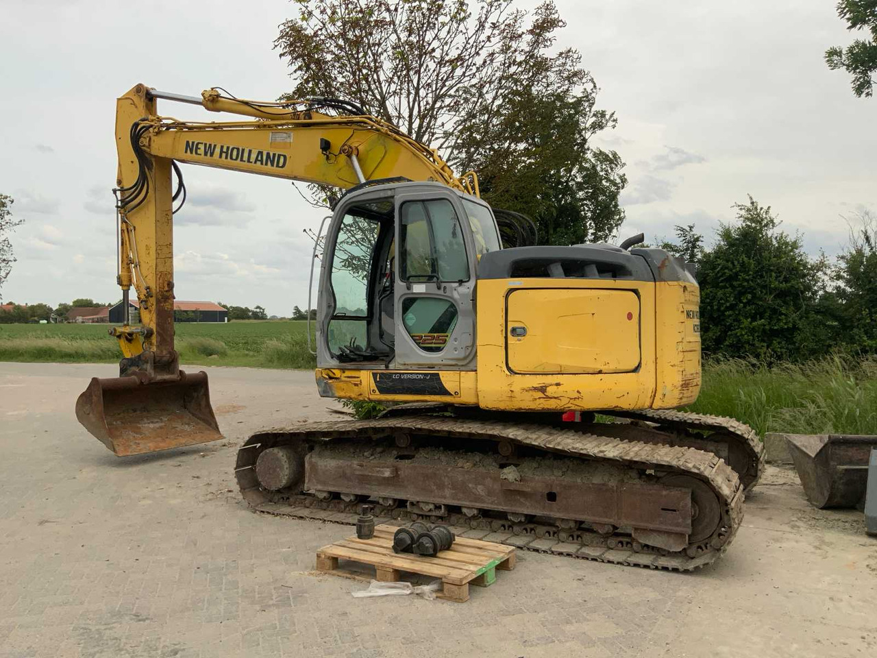 New Holland Kobelco E225BSR - Гусеничный экскаватор: фото 2 New Holland Kobelco E225BSR - Гусеничный экскаватор: фото 2
