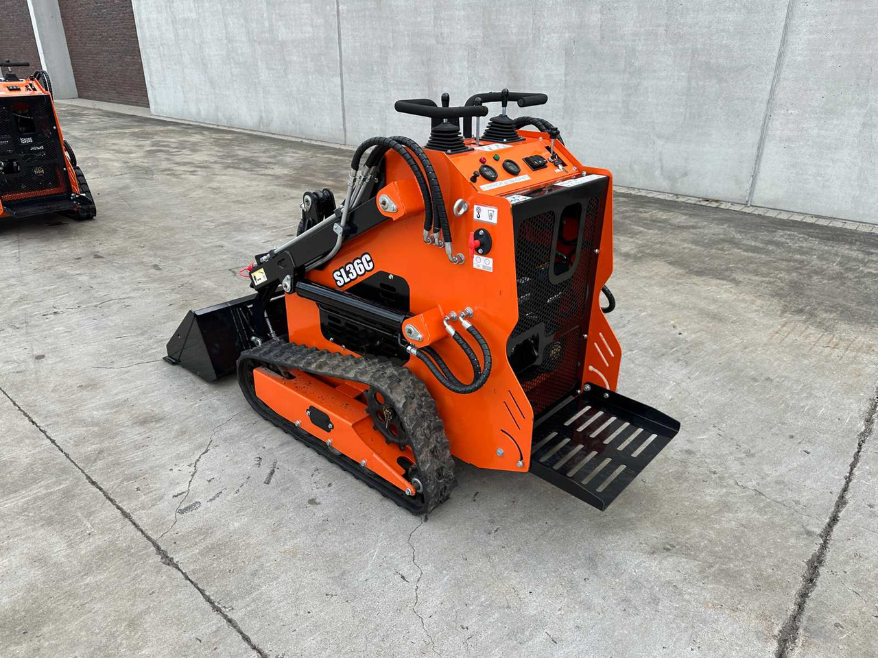 SDLOOL SL36C - Мини-погрузчик с бортовым поворотом: фото 3 SDLOOL SL36C - Мини-погрузчик с бортовым поворотом: фото 3