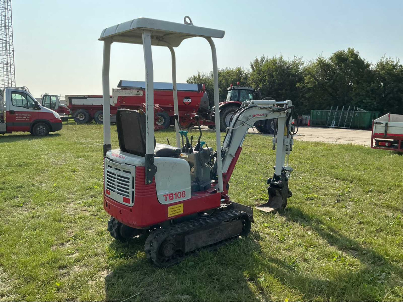 Takeuchi TB108 - Гусеничный экскаватор: фото 5 Takeuchi TB108 - Гусеничный экскаватор: фото 5