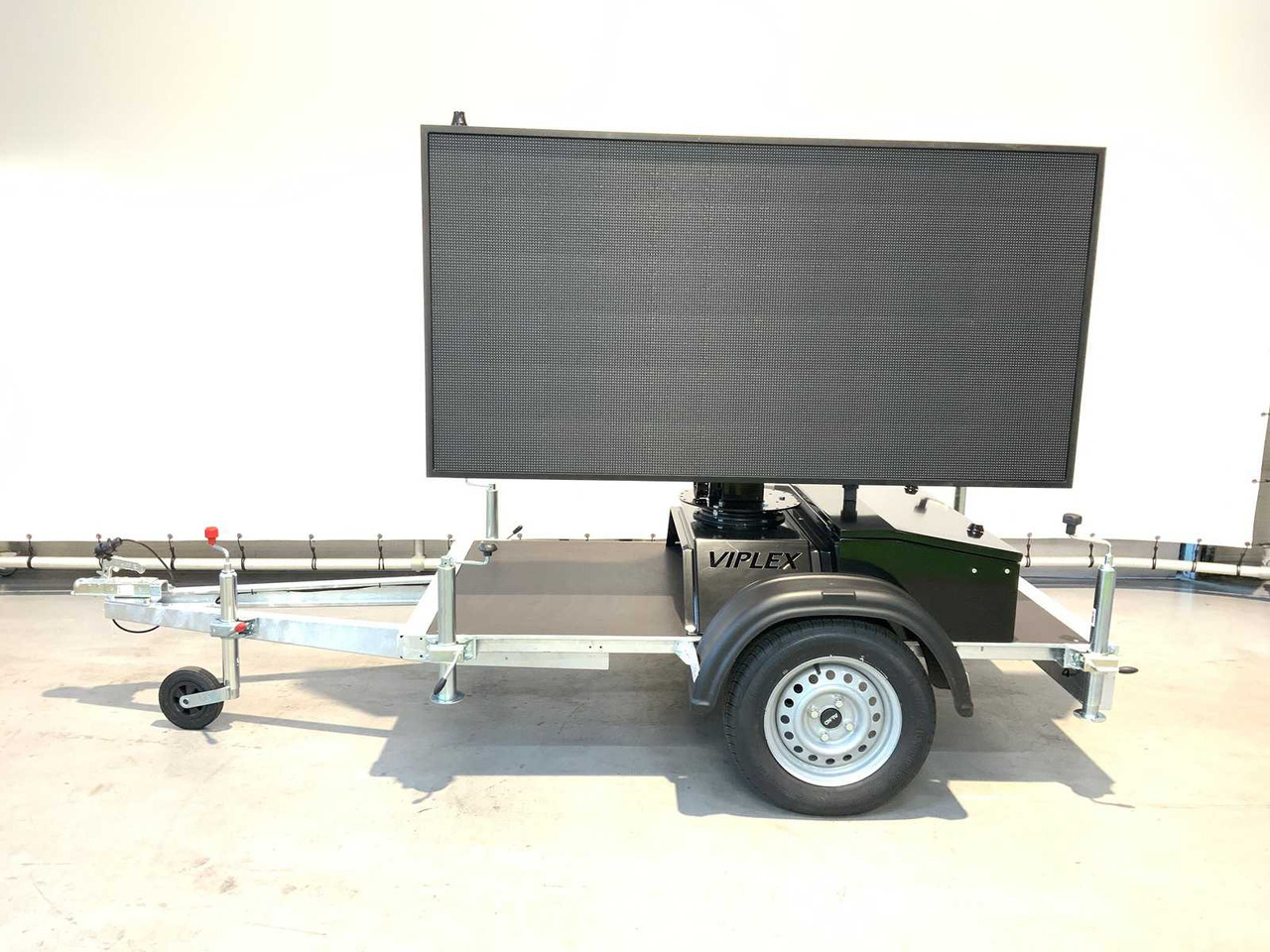 Viplex tekstkar P8 ledscherm op aanhangwagen - Строительное оборудование: фото 2 Viplex tekstkar P8 ledscherm op aanhangwagen - Строительное оборудование: фото 2