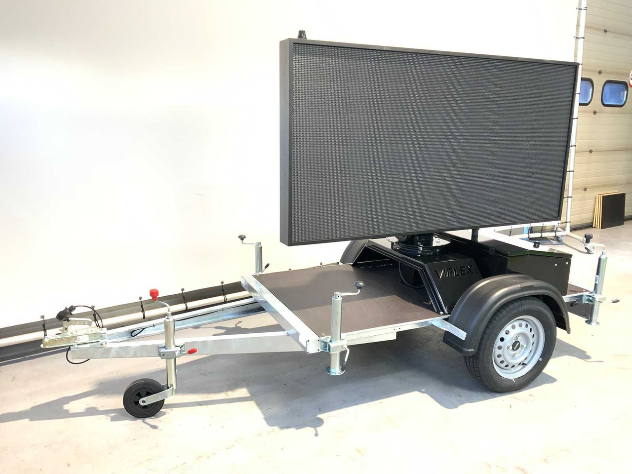 Viplex tekstkar P8 ledscherm op aanhangwagen - Строительное оборудование: фото 1 Viplex tekstkar P8 ledscherm op aanhangwagen - Строительное оборудование: фото 1