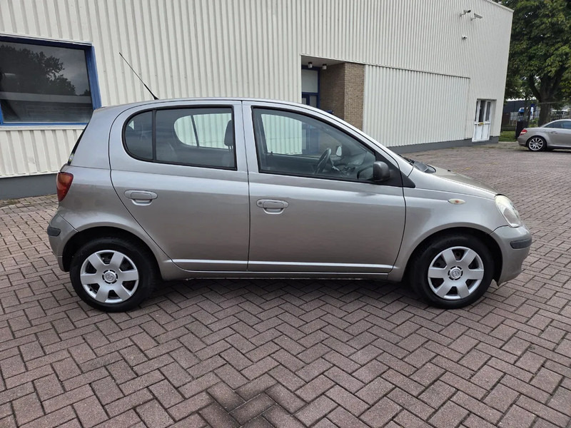 Toyota Yaris 1.3 VVT-i Idols 5drs - Хэтчбек: фото 2 Toyota Yaris 1.3 VVT-i Idols 5drs - Хэтчбек: фото 2