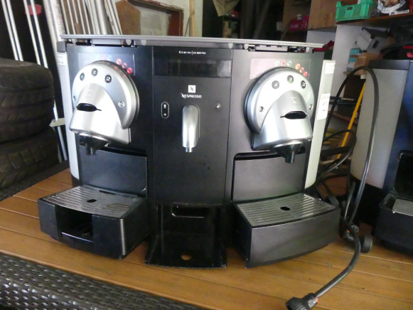 2 Machines à café Nespresso 705/CS200 - Пищевое оборудование: фото 1 2 Machines à café Nespresso 705/CS200 - Пищевое оборудование: фото 1