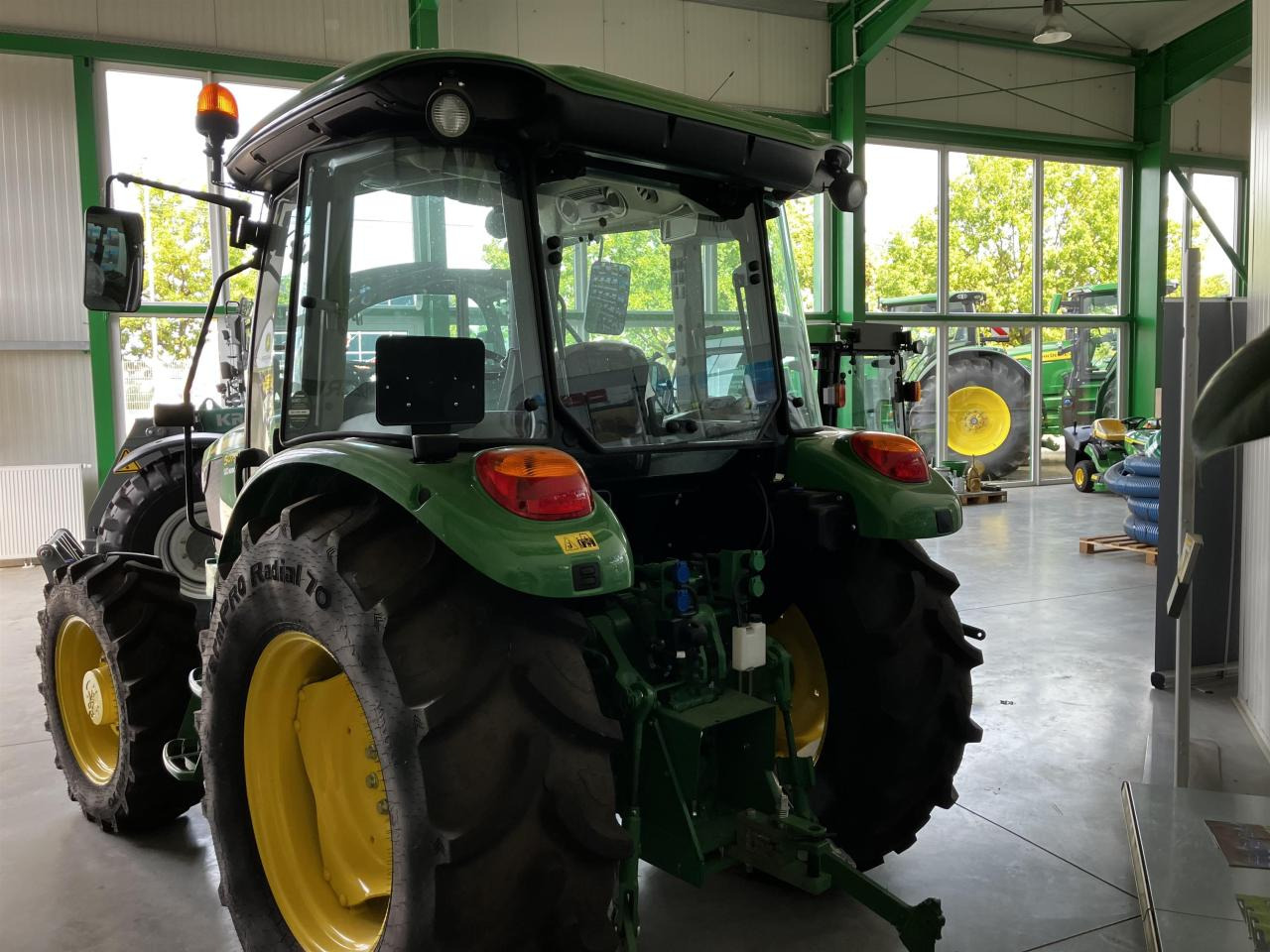 John Deere 5075E - Трактор: фото 4 John Deere 5075E - Трактор: фото 4