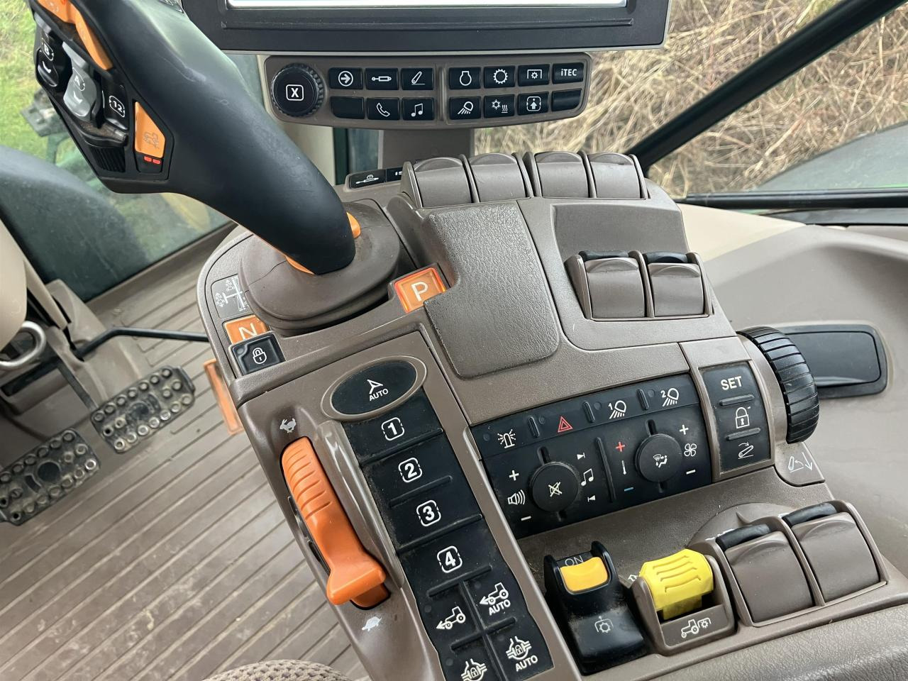 Трактор John Deere 6215R: фото 7 Трактор John Deere 6215R: фото 7