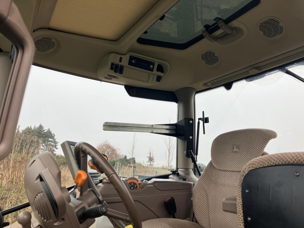 Трактор John Deere 6215R: фото 6 Трактор John Deere 6215R: фото 6