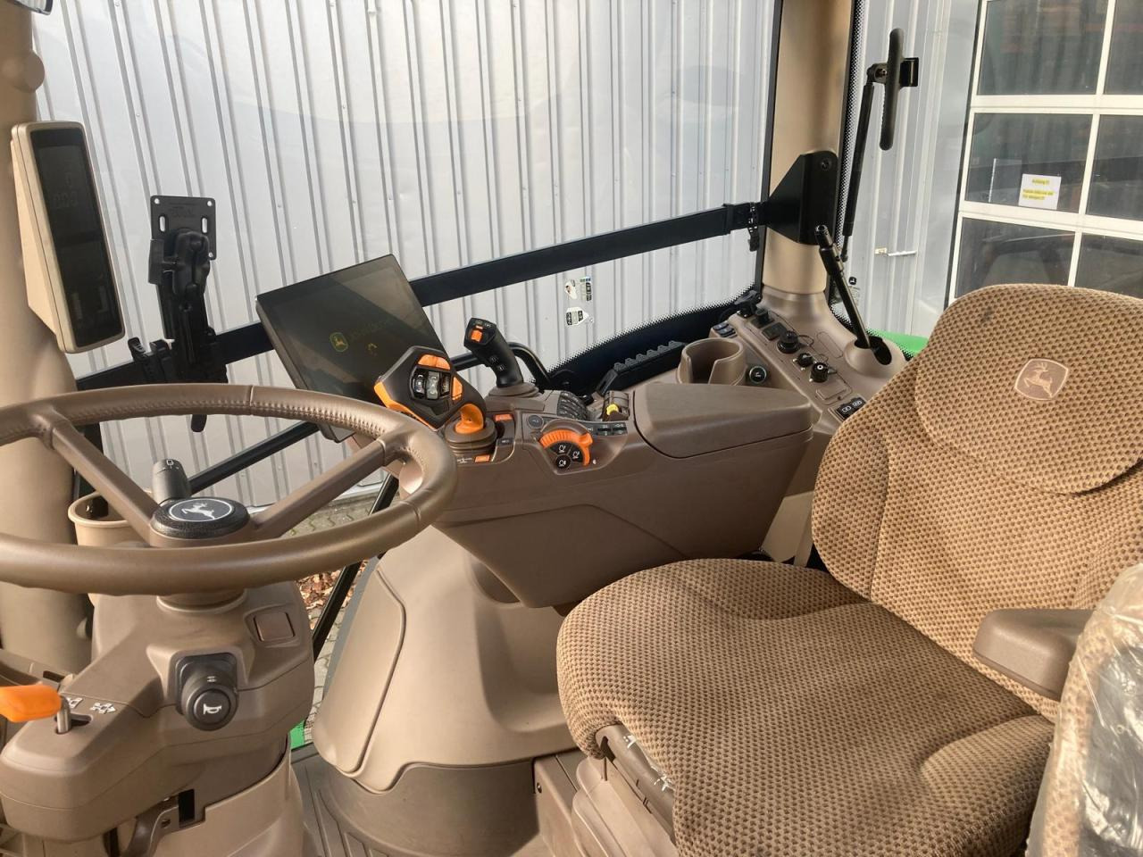 John Deere 6R 130 - Трактор: фото 5 John Deere 6R 130 - Трактор: фото 5