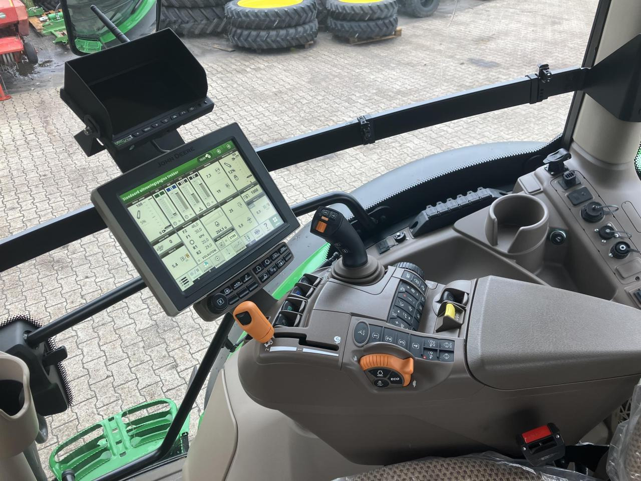 John Deere 6R 215 - Трактор: фото 5 John Deere 6R 215 - Трактор: фото 5