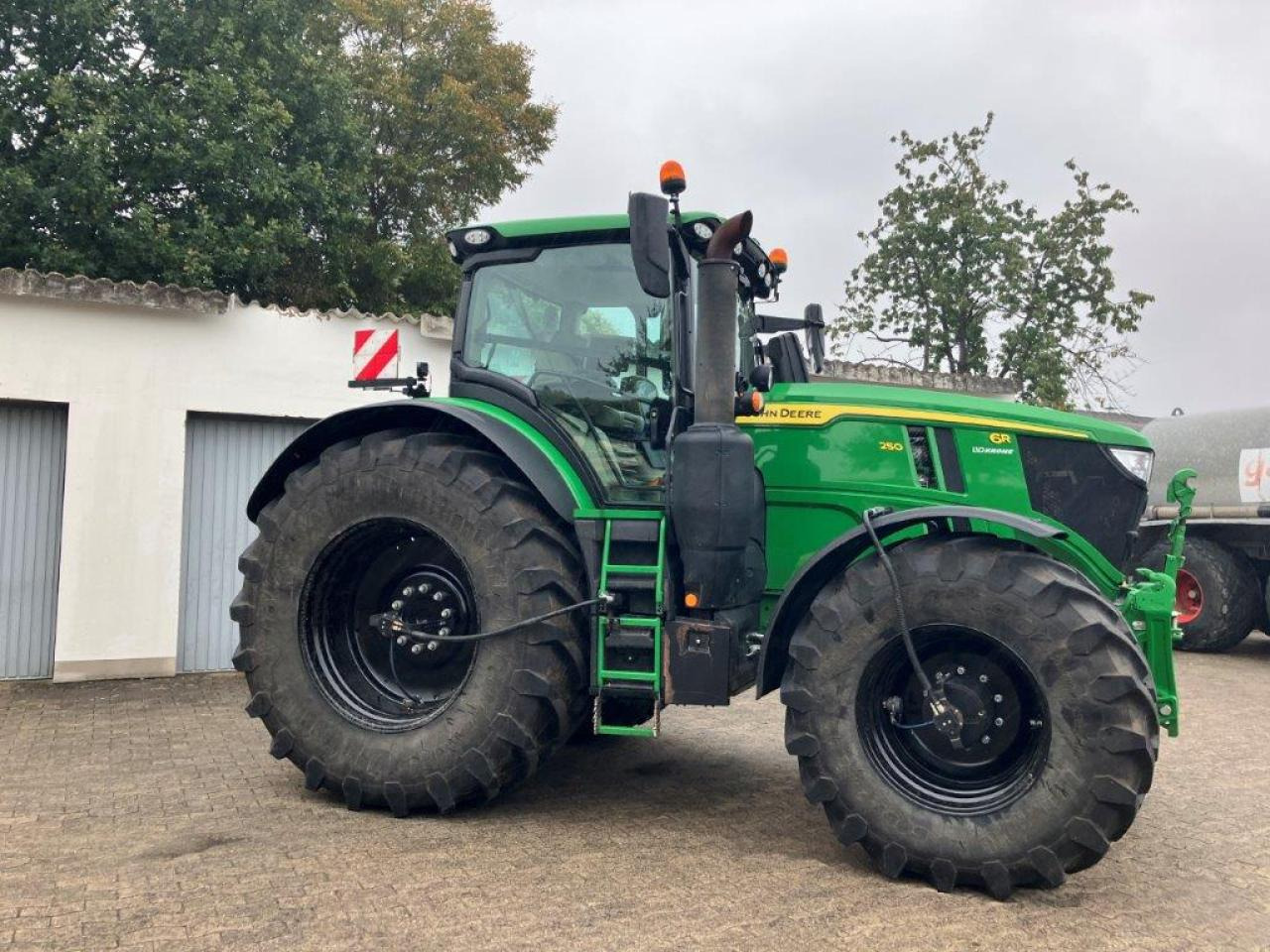 John Deere 6R 250 - Трактор: фото 3 John Deere 6R 250 - Трактор: фото 3