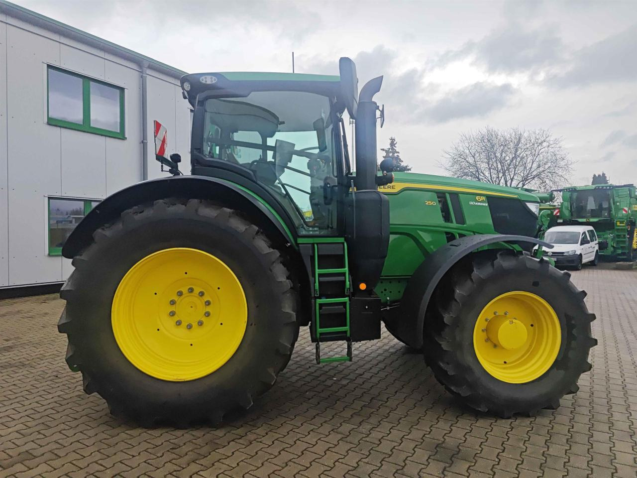 John Deere 6R 250 - Трактор: фото 3 John Deere 6R 250 - Трактор: фото 3