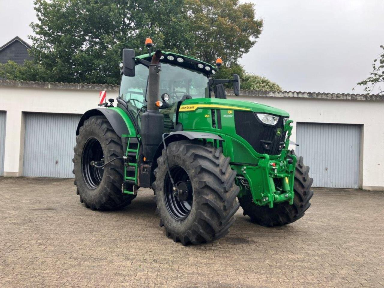 John Deere 6R 250 - Трактор: фото 2 John Deere 6R 250 - Трактор: фото 2