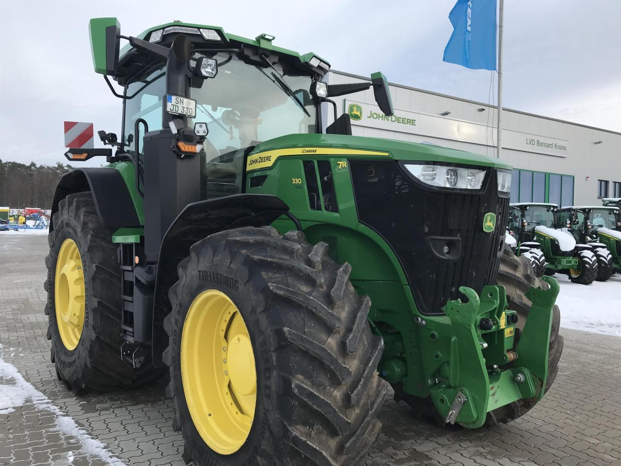 John Deere 7R 330 - Трактор: фото 2 John Deere 7R 330 - Трактор: фото 2