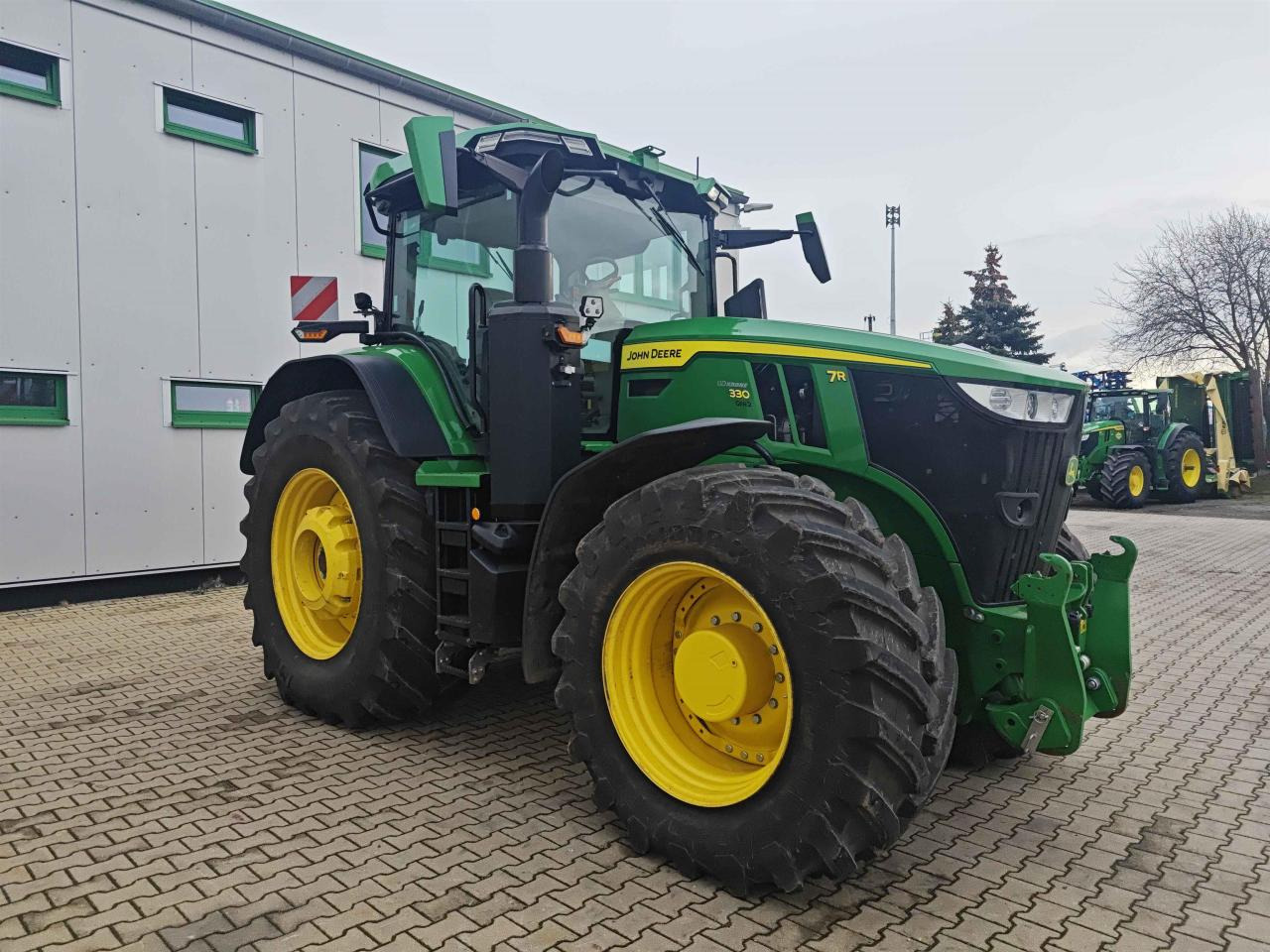 John Deere 7R 330 - Трактор: фото 1 John Deere 7R 330 - Трактор: фото 1