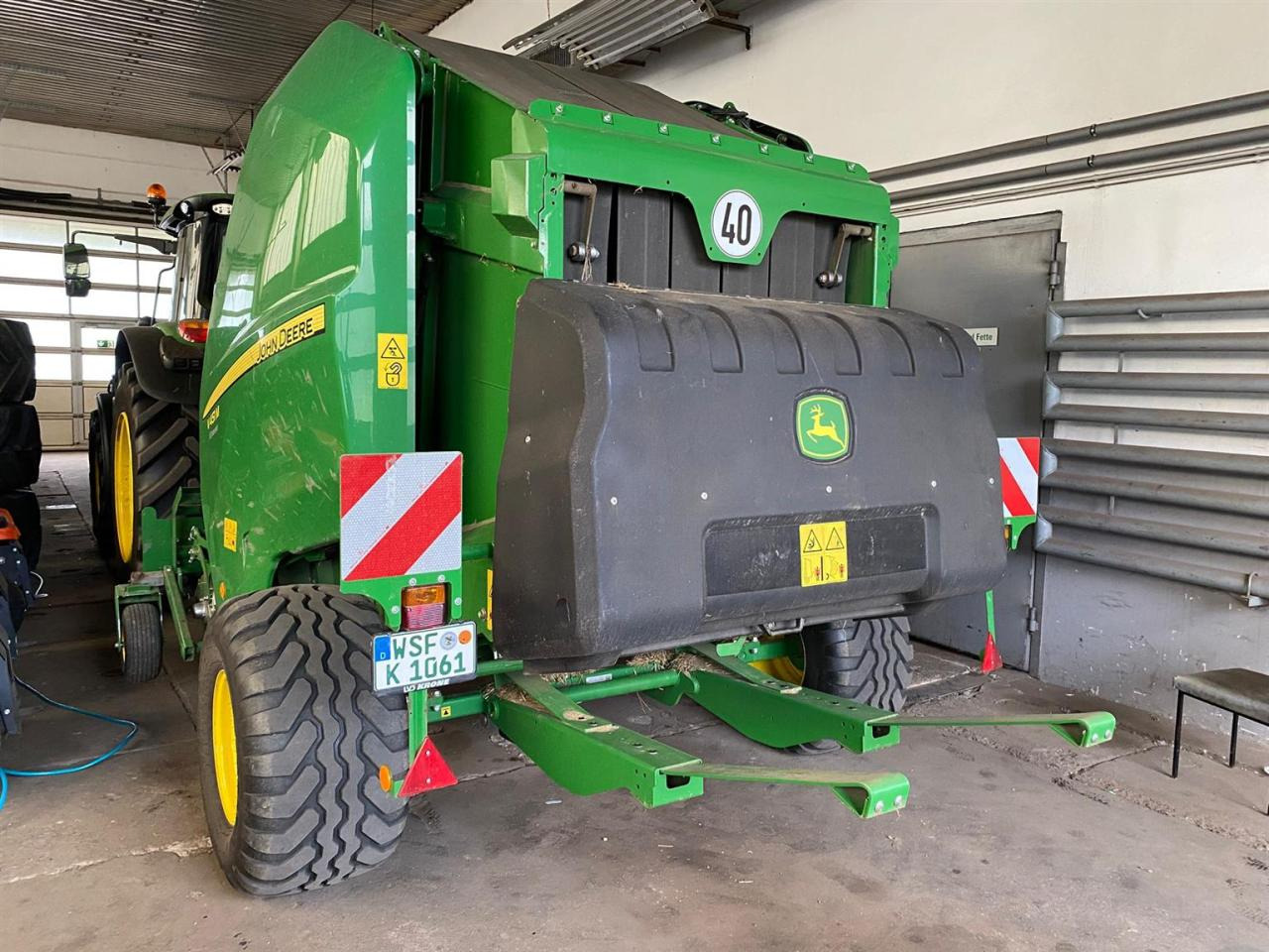 John Deere V451M MaxiCut 13 - Пресс-подборщик рулонный: фото 4 John Deere V451M MaxiCut 13 - Пресс-подборщик рулонный: фото 4