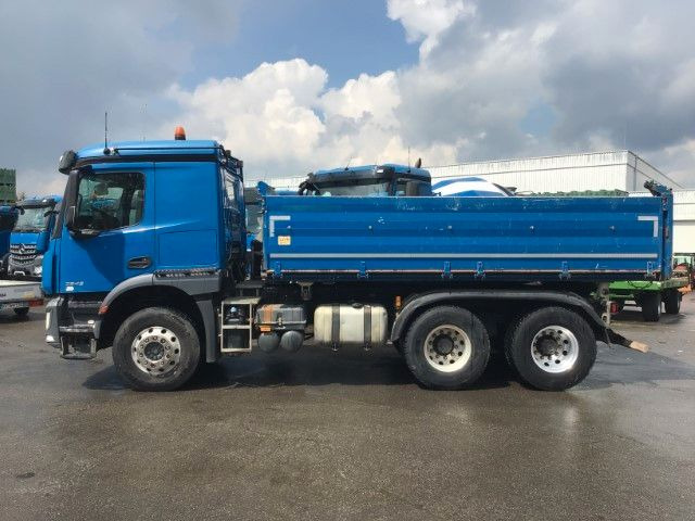 Mercedes-Benz Arocs 2643 6x4 Retarder Meiller 3-Seiten AHK Bet - Самосвал: фото 2 Mercedes-Benz Arocs 2643 6x4 Retarder Meiller 3-Seiten AHK Bet - Самосвал: фото 2