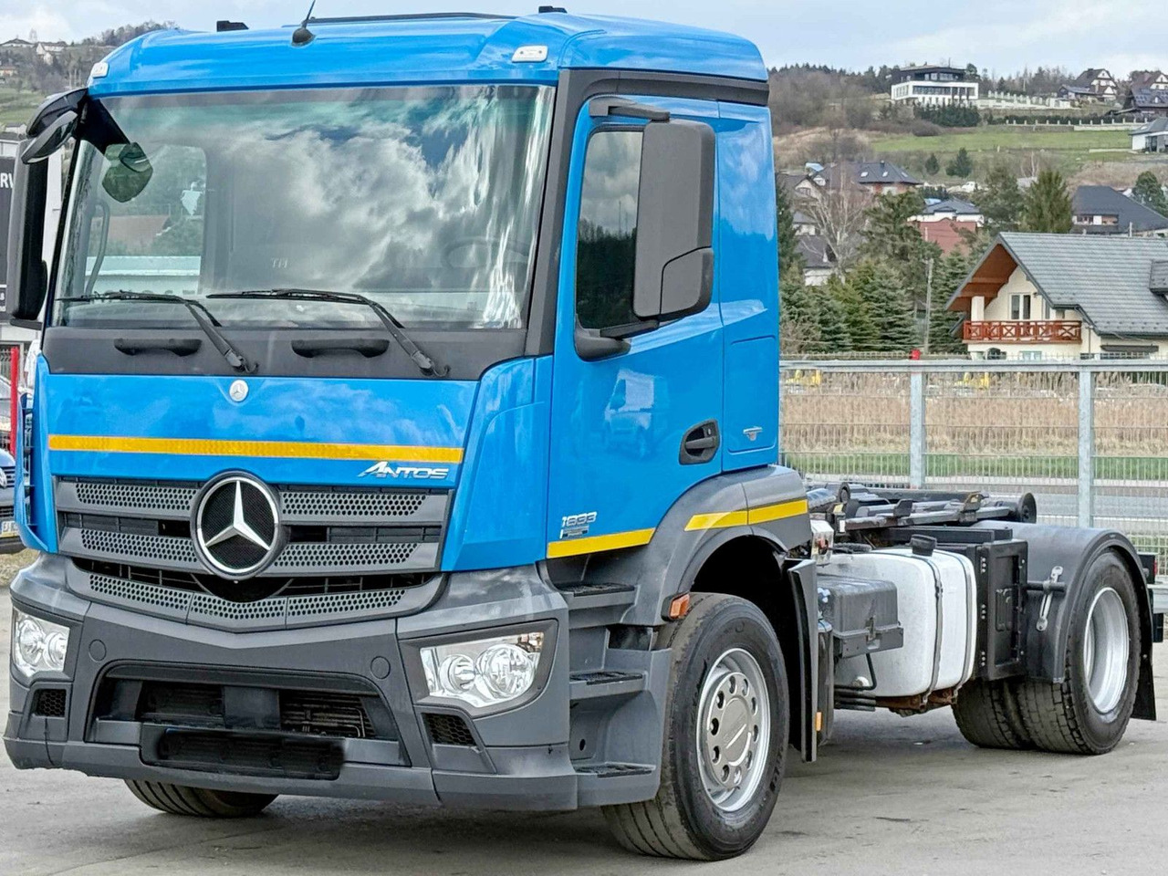 Mercedes-Benz ANTOS 1833 Abrollkipper * Top Zustand! - Крюковой мультилифт: фото 4 Mercedes-Benz ANTOS 1833 Abrollkipper * Top Zustand! - Крюковой мультилифт: фото 4