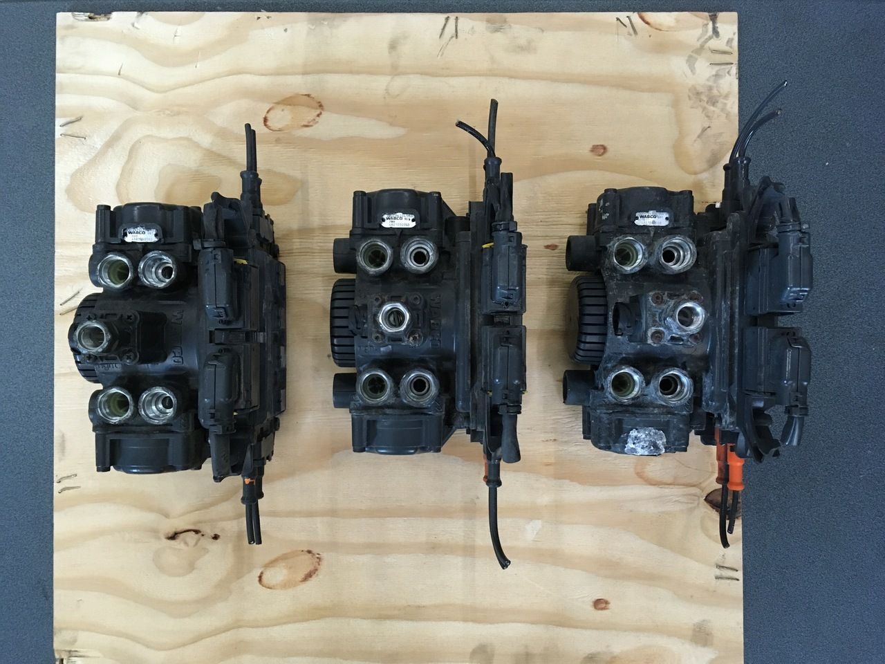 AXLE MODULATOR EPB-2 ACTROS-ATEGO - Детали тормозной системы для Грузовиков: фото 1 AXLE MODULATOR EPB-2 ACTROS-ATEGO - Детали тормозной системы для Грузовиков: фото 1