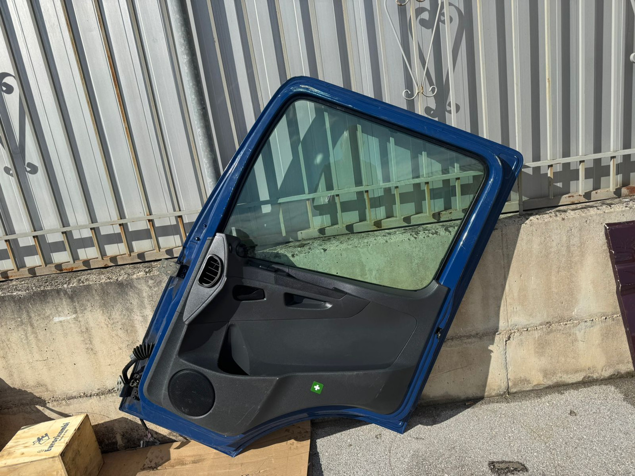 DOOR MERCEDES ATEGO 4 (LEFT AND RIGHT) - Кабина и интерьер: фото 4 DOOR MERCEDES ATEGO 4 (LEFT AND RIGHT) - Кабина и интерьер: фото 4