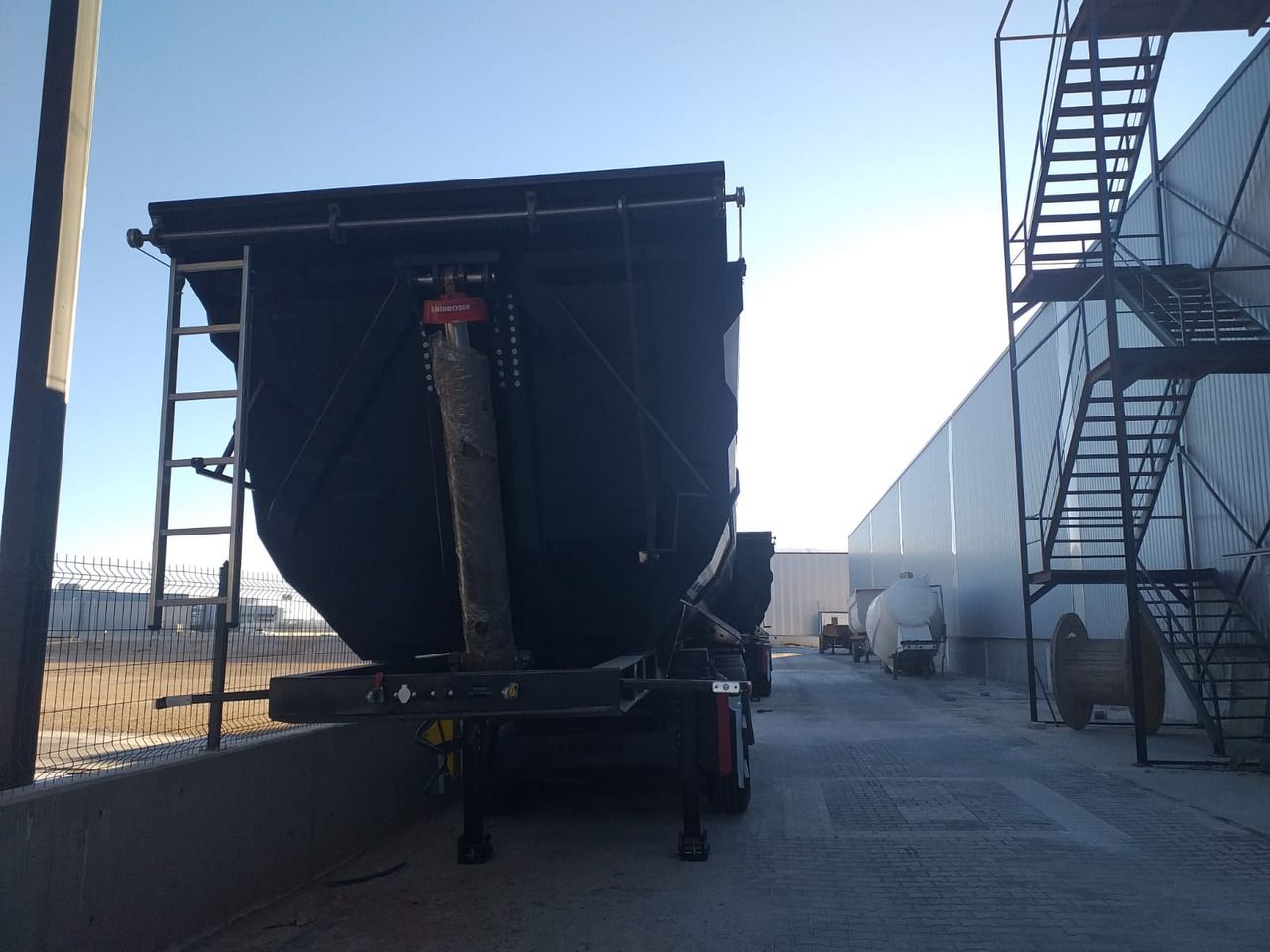 Новый Самосвальный полуприцеп EMIRSAN SELF-STEERING, 4 AXLE U TYPE TIPPER: фото 7 Новый Самосвальный полуприцеп EMIRSAN SELF-STEERING, 4 AXLE U TYPE TIPPER: фото 7