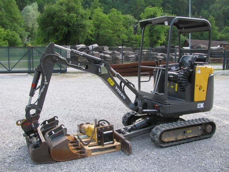 Volvo EC18C 3 žlice + kladivo Volvo HB02 - Мини-экскаватор: фото 1 Volvo EC18C 3 žlice + kladivo Volvo HB02 - Мини-экскаватор: фото 1