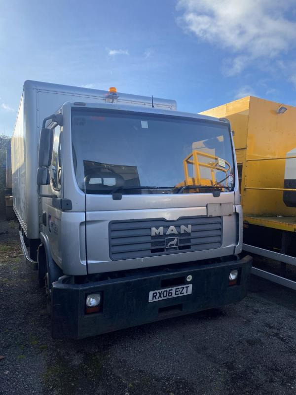 Грузовик с закрытым кузовом MAN 12 Ton Boxvan: фото 1