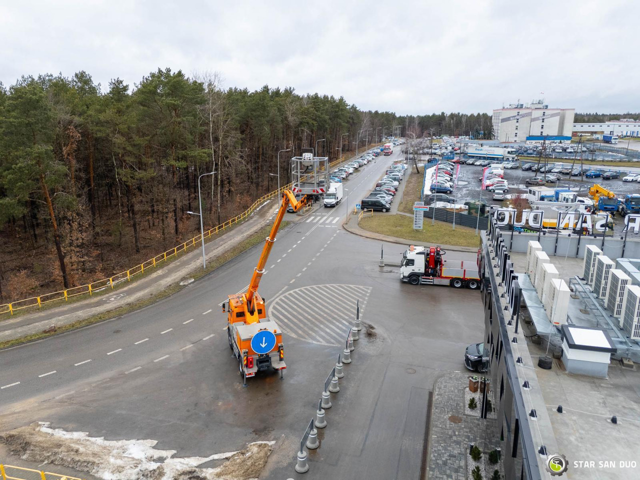 - Грузовик с подъемником: фото 5 - Грузовик с подъемником: фото 5