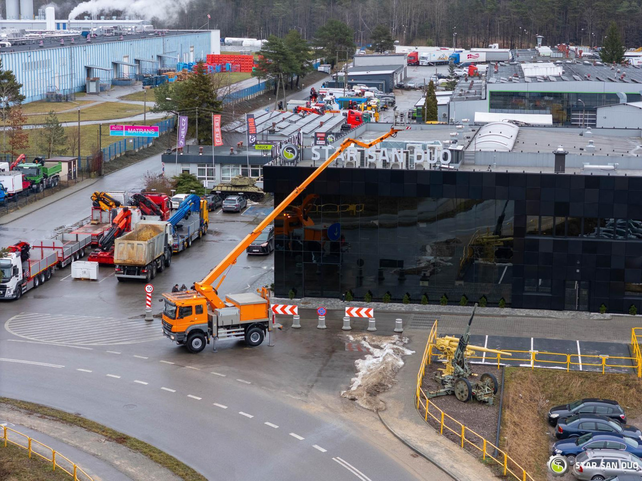 - Грузовик с подъемником: фото 2 - Грузовик с подъемником: фото 2