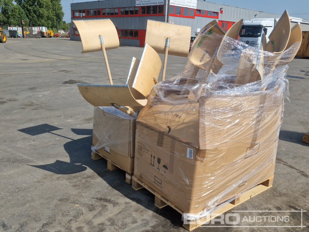 Pallet of Assorted Snow Shovels (Approx 160 of) (2 of) - Строительное оборудование: фото 1 Pallet of Assorted Snow Shovels (Approx 160 of) (2 of) - Строительное оборудование: фото 1