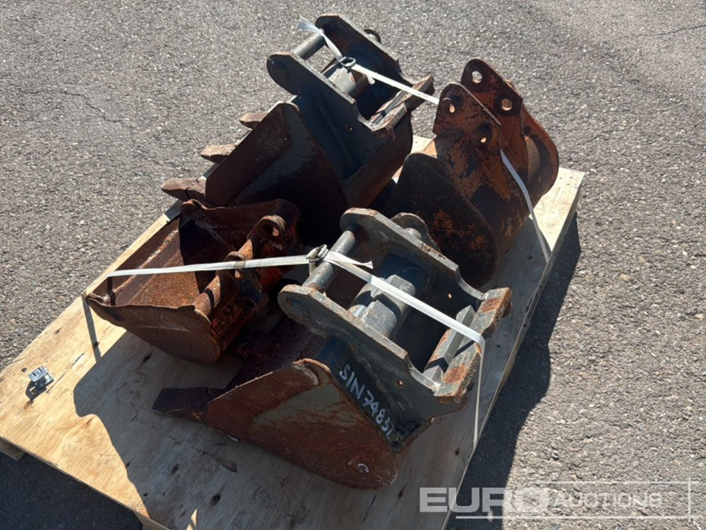 Pallet of Digging Bucket (2 of), Cleaning Bucket (2 of) to Suit 2-4 Ton Excavator - Ковш: фото 1 Pallet of Digging Bucket (2 of), Cleaning Bucket (2 of) to Suit 2-4 Ton Excavator - Ковш: фото 1