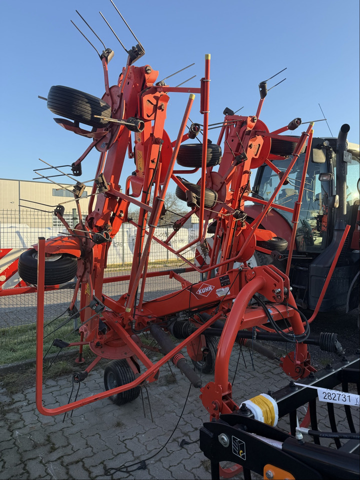 Kuhn Heuwender GF 8702 - Сеноворошилка: фото 1 Kuhn Heuwender GF 8702 - Сеноворошилка: фото 1